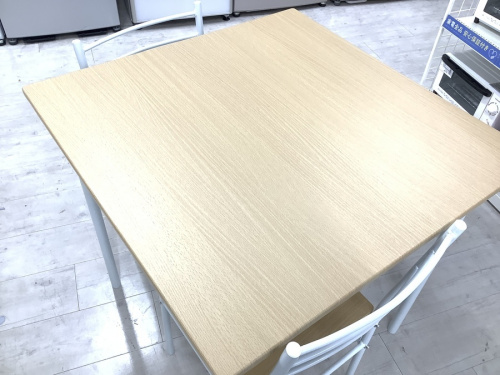 生活家具のテーブル