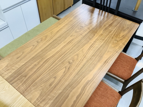 生活家具のテーブル