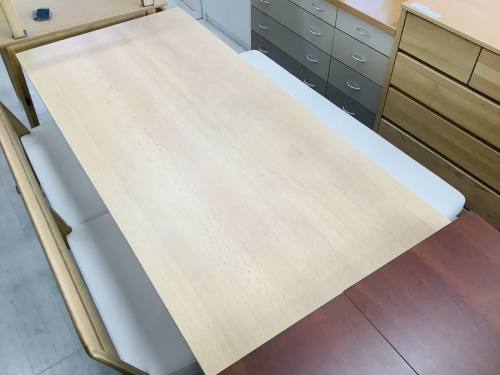 生活家具のテーブル