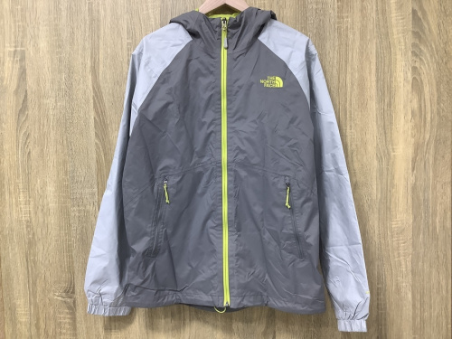 ジャケットのナイロンパーカー