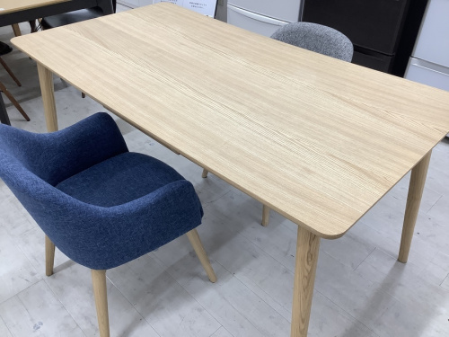 生活家具のテーブル