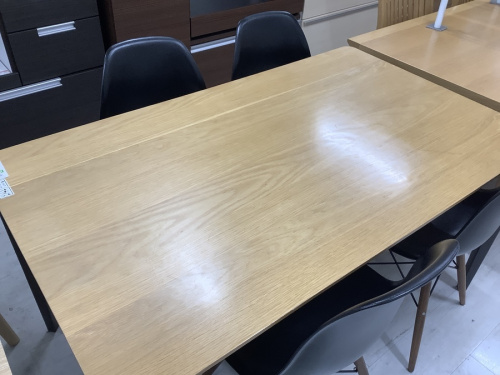 生活家具のテーブル