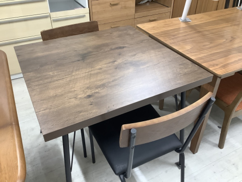 生活家具のテーブル