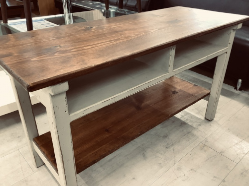 生活家具のテーブル