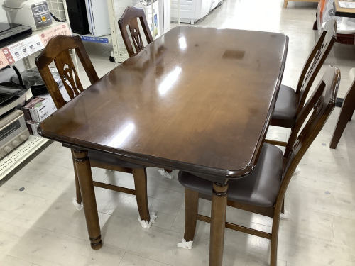 テーブルのダイニングセット