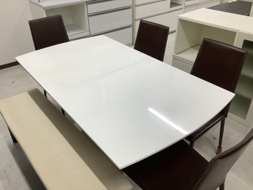 生活家具のテーブル