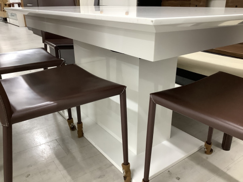 テーブルのダイニングセット