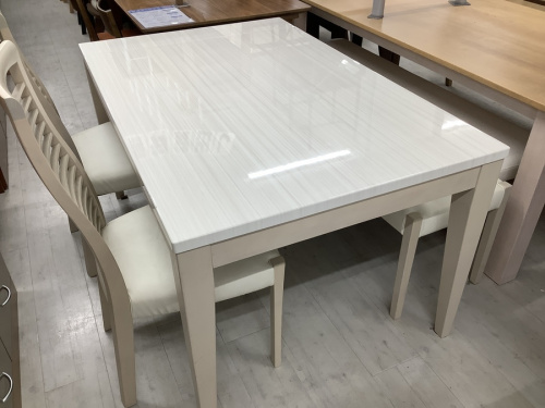 生活家具のテーブル