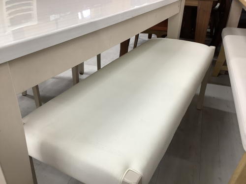 テーブルのダイニングセット