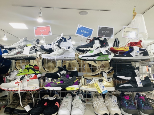 靴のスニーカー