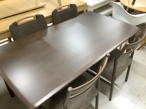 生活家具のテーブル