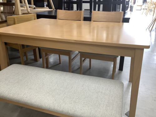 テーブルのダイニングセット