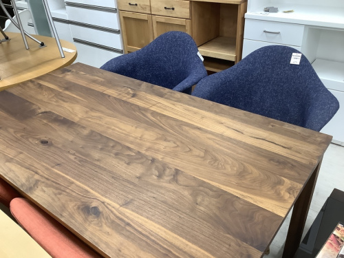 生活家具のダイニングテーブル