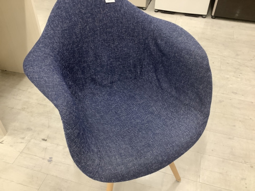 ダイニングテーブルのインディゴチェアー