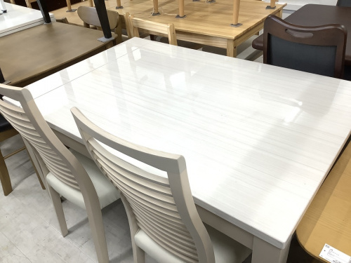 生活家具のテーブル