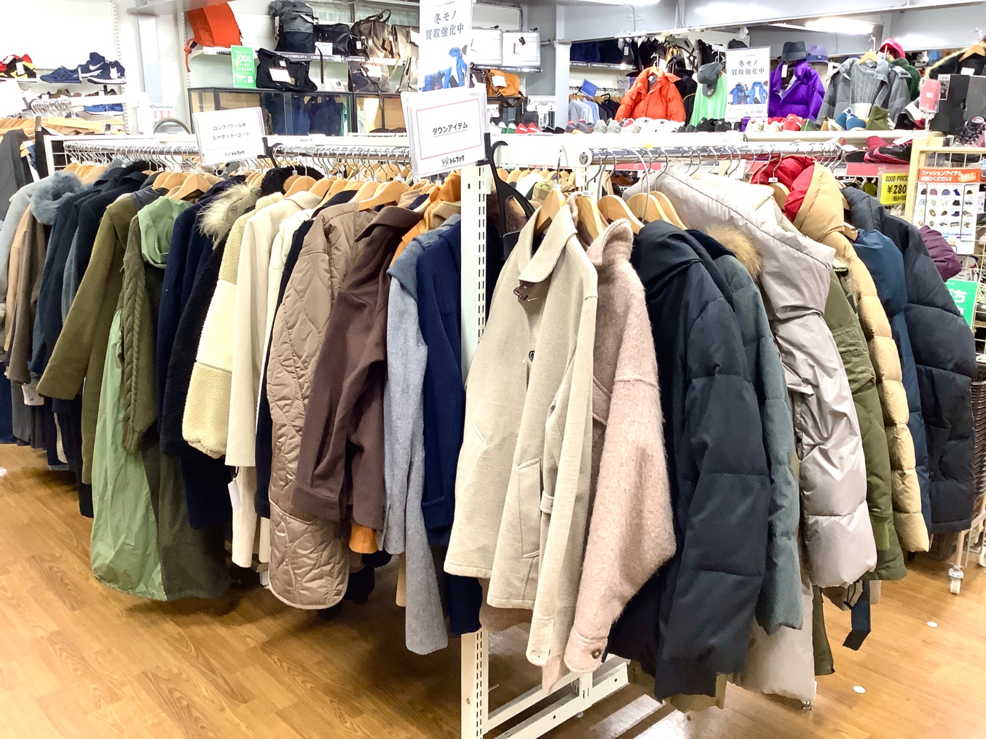 冬物アウターやニット！！様々なお洋服を取り揃えている衣類コーナーの