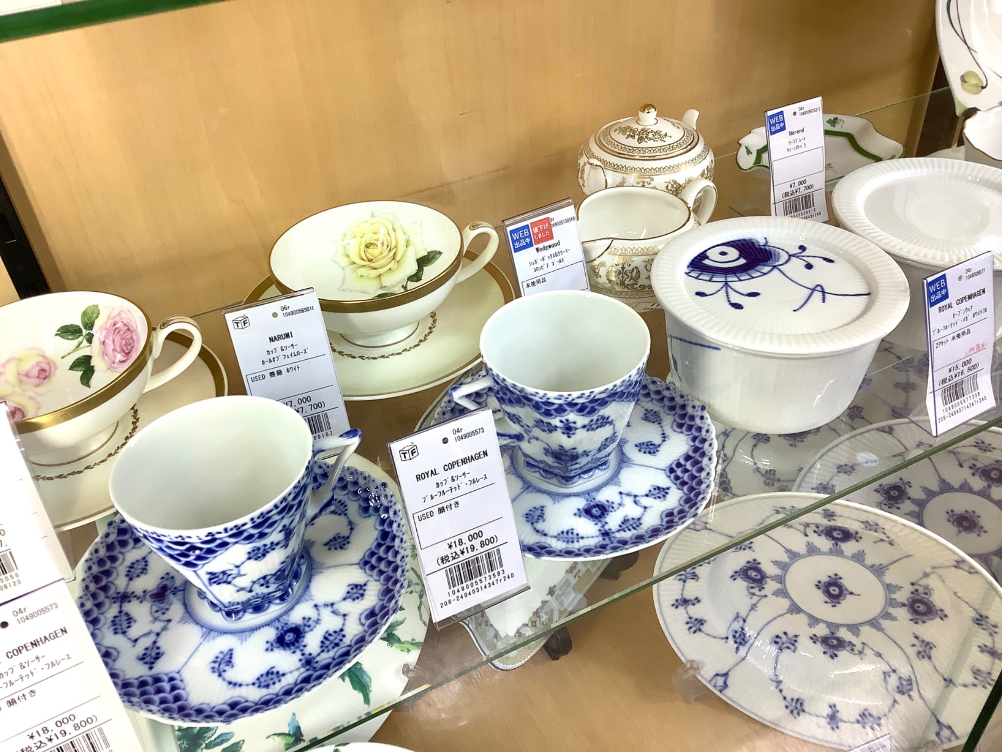 ヘレンド(Herend) ウィーンのバラ カップ&ソーサー 買取入荷いたしまし