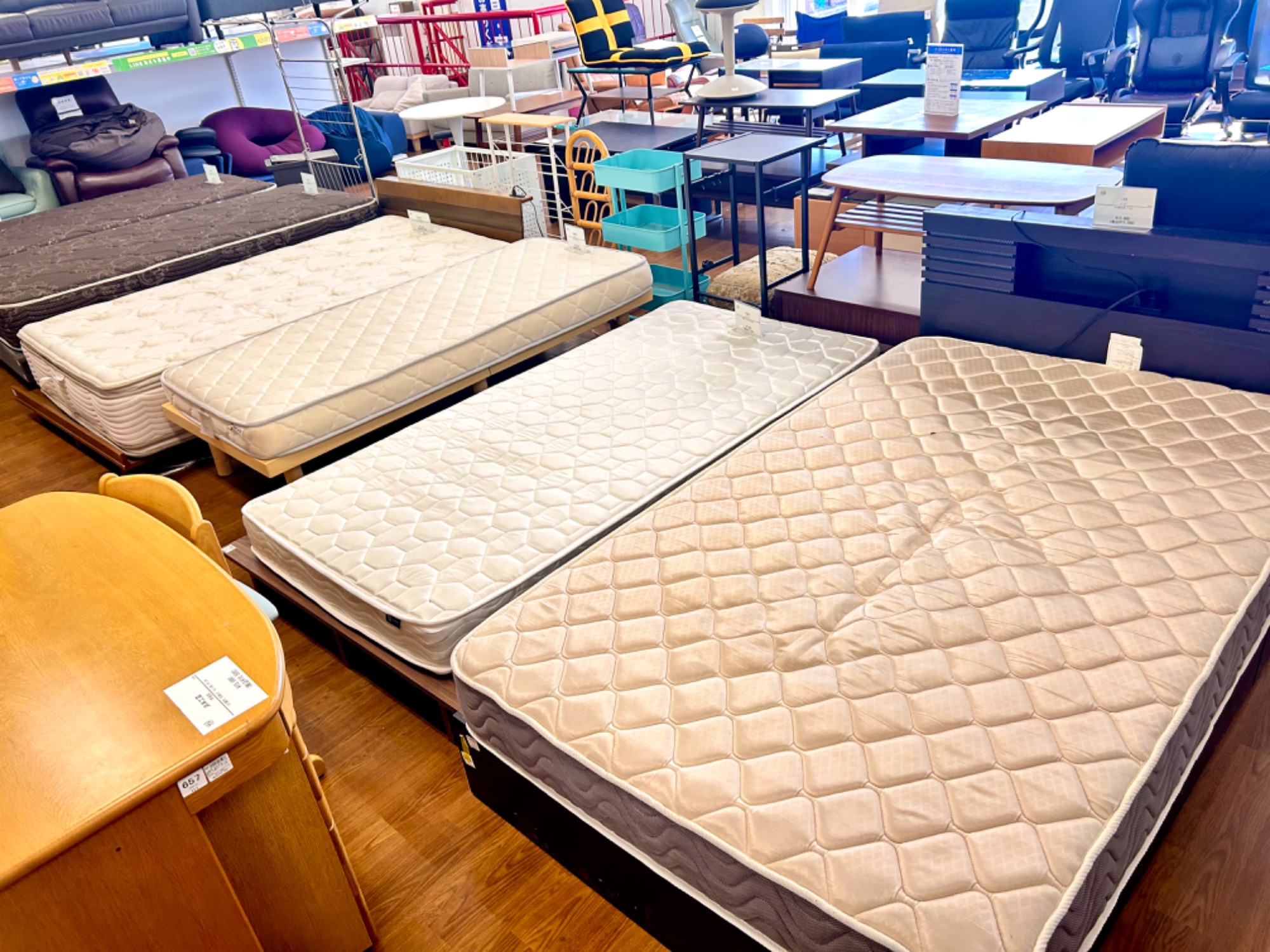 シングルベッド、セミダブルベッドなど多数展示中！ベッドを買うなら
