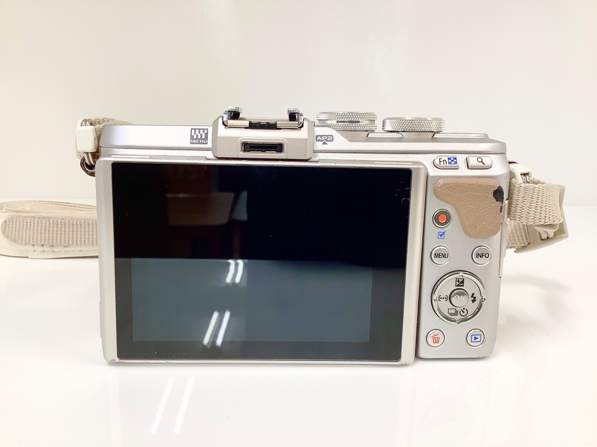 OLYMPUS PEN E-PL8 コンパクトデジタルカメラ OLYMPUS PEN E-PL8 】オリンパスの大人気ミラーレス、その特徴と