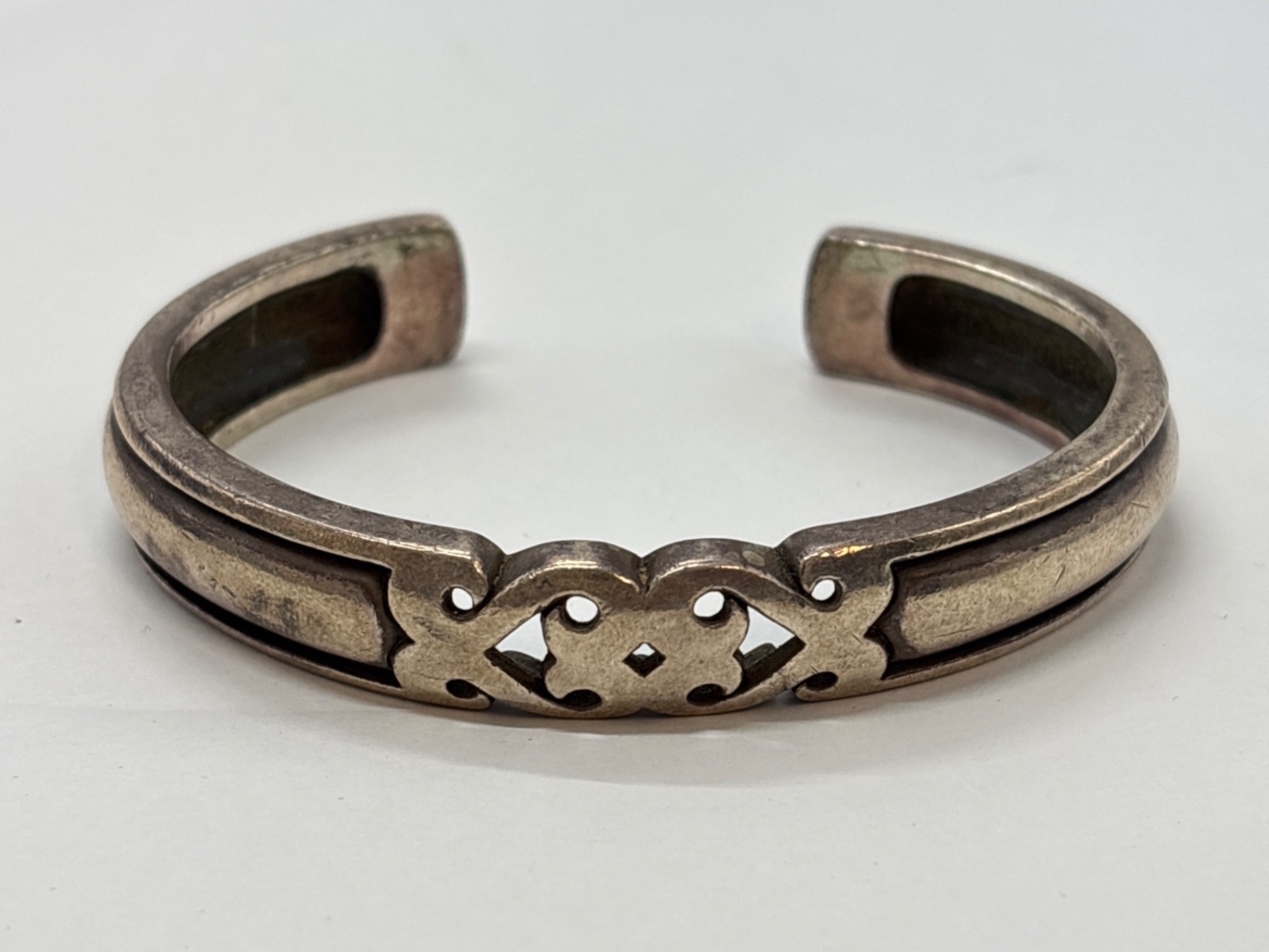 ナバホ族 インディアンジュエリー】シルバーバングル 買取入荷いたし