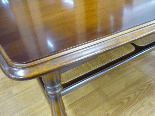 カリモクのテーブル