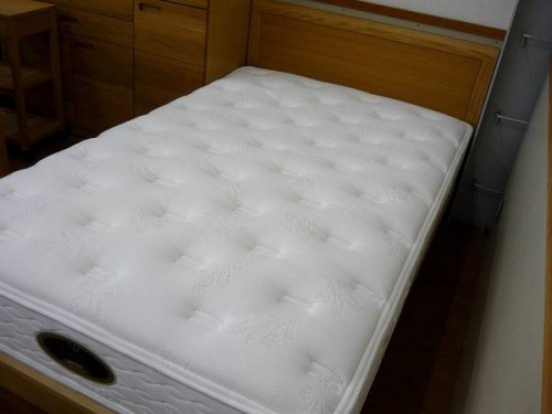 セミダブルベッドのシモンズ