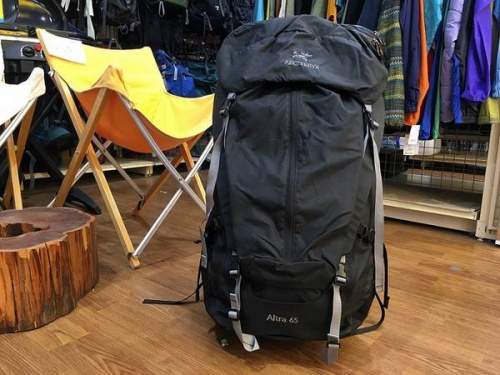 アウトドアのARC'TERYX