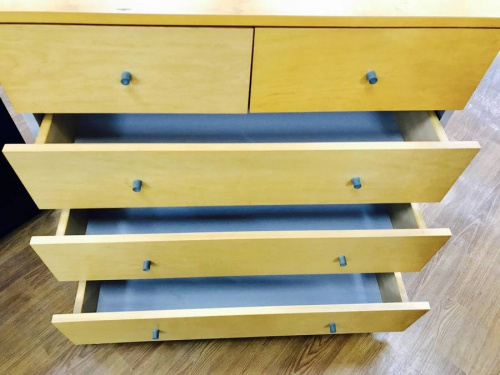 チェストのテーブル