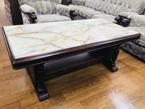 家具のテーブル