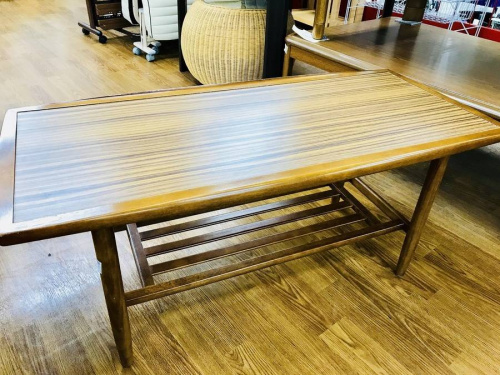 家具のテーブル