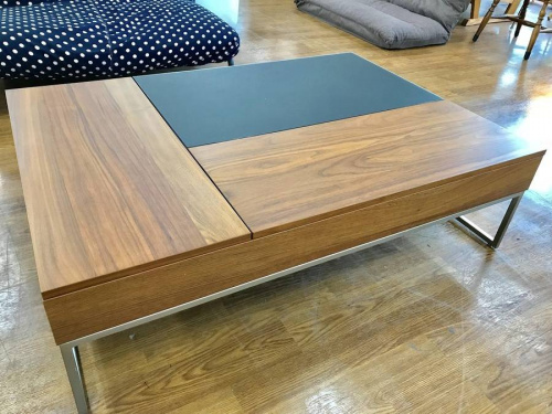 家具のテーブル