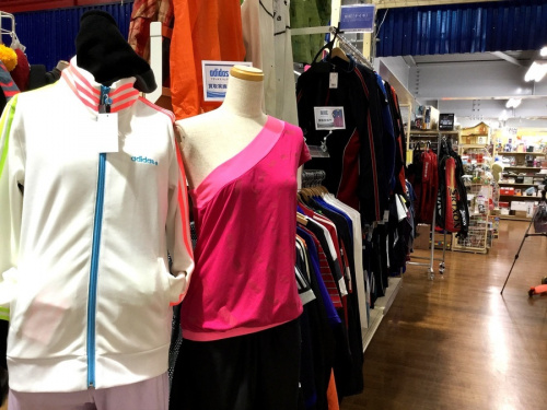 スポーツ用品のアディダス