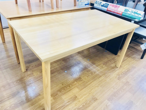家具のテーブル