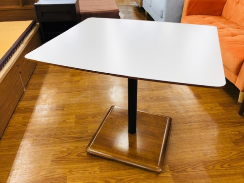 家具　カフェテーブルのカリモク60　中古