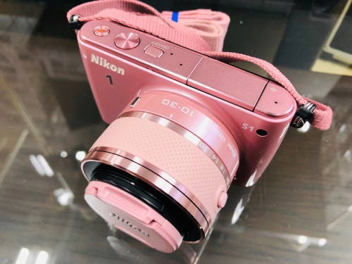 カメラ　ミラーレスカメラ　一眼レフカメラのニコン　Nikon