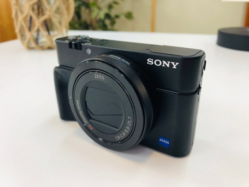 カメラ　コンパクトデジタルカメラのSONY　ソニー
