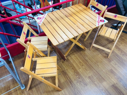 家具のテーブル