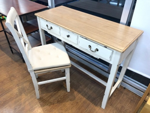 生活家具のテーブル