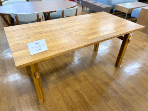 家具のダイニングテーブル