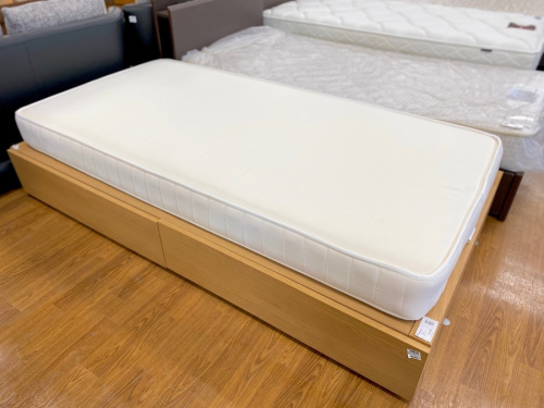 家具のシングルベッド