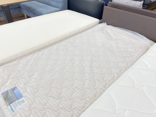 生活家具のシングルベッド