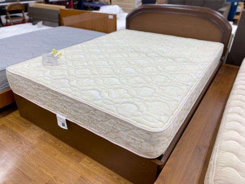 家具のベッド