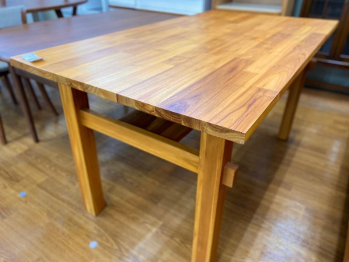 家具のテーブル