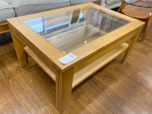 家具のテーブル