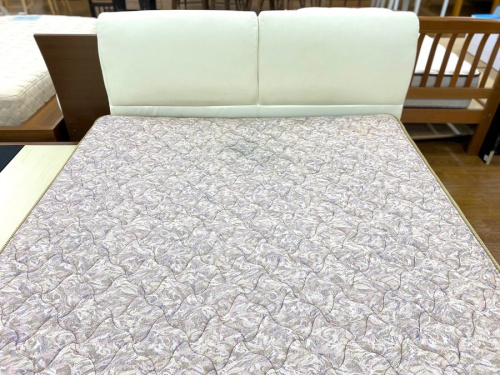 ベッドのクイーンベッド