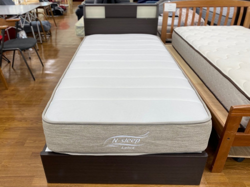 ベッドのシングルベッド