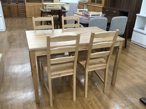 生活家具のテーブル