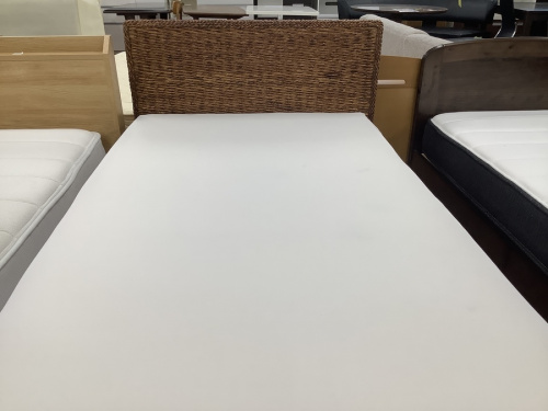 シングルベッドのブラウン