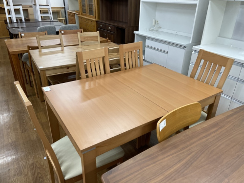 生活家具のテーブル