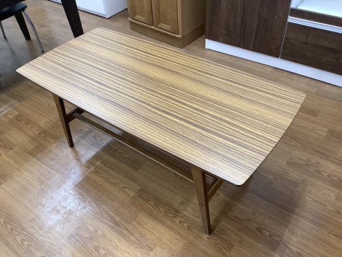 生活家具のテーブル